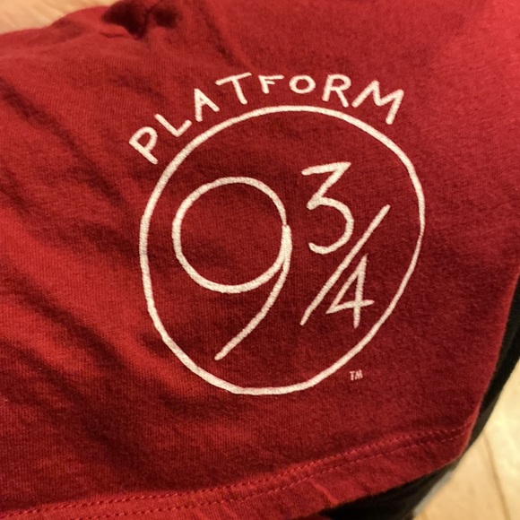 Women’s Harry Potter t-shirt size large color maroon - Picture 4 of 4